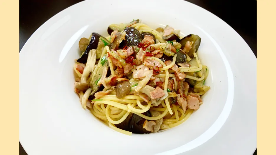 茄子ときのことベーコンのガリバタパスタ