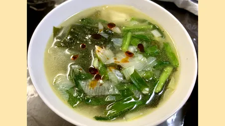 ニラとワカメの中華スープ