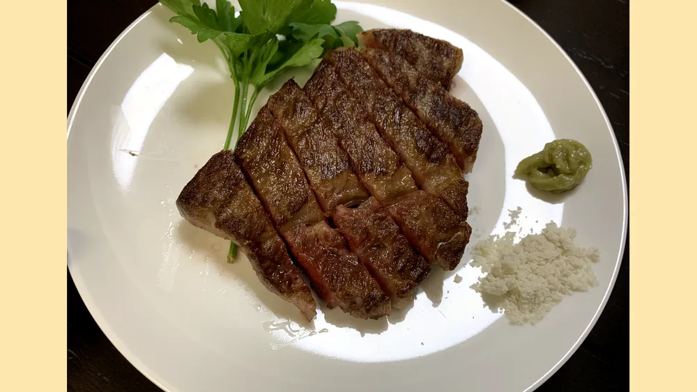 塩とわさびで味わう牛肉のステーキ