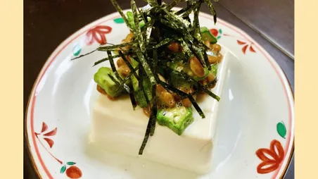 オクラと納豆を添えた冷や奴