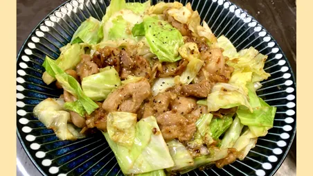 味噌とバターで味付けた甘辛鶏キャベツ