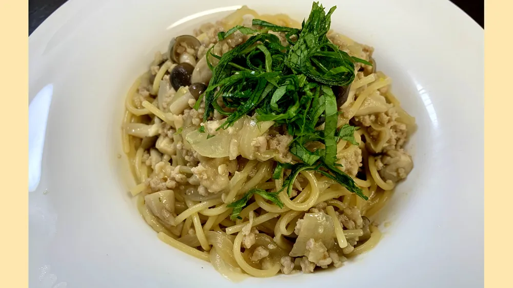 鶏ひき肉とキノコのワンパン柚子胡椒パスタ