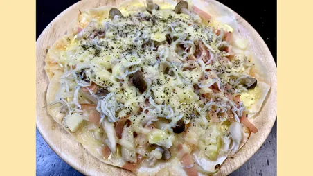 餃子の皮で作るキノコとしらすのパリパリピザ（マヨネーズ）