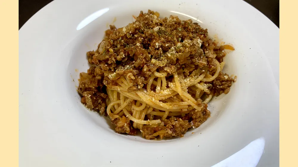 肉感あふれるミートソースパスタ