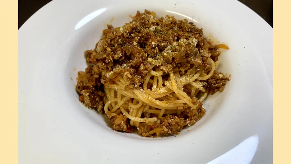 肉感あふれるミートソースパスタ