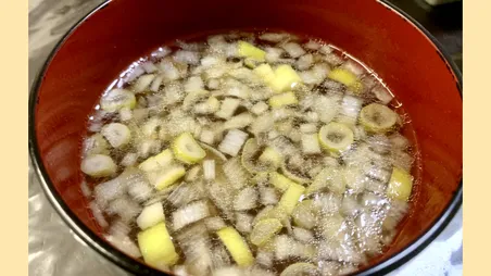 鶏もも肉から出汁をとった中華スープ